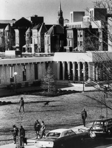 photo of single level Cabell Library circa 1971